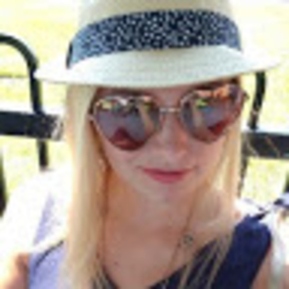 Meet your Posher, Leah - Picture 1 of 1